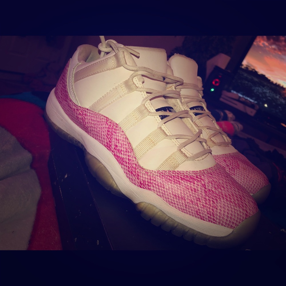 Jordan 11 low pink snake skin